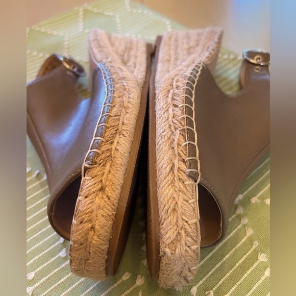 Journee Collection Crew Wedge Sandals for Women in EUC! Size 8.5 Color is Taupe - Picture 3 of 8